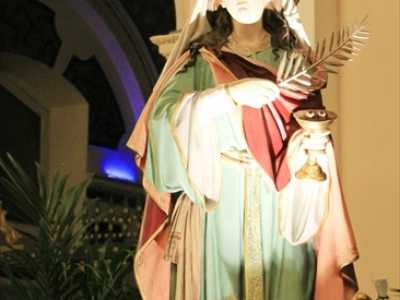 La statua lignea di Santa Lucia in uscita dalla Chiesa Matrice 